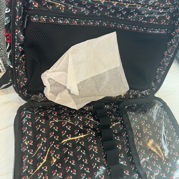NWT Vera Bradley travel case - Picture 2 of 5